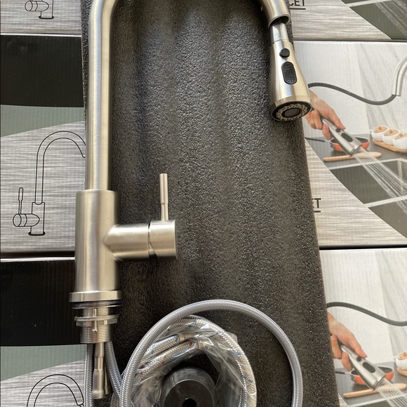 Pull down kitchen faucet - Picture 3 of 7